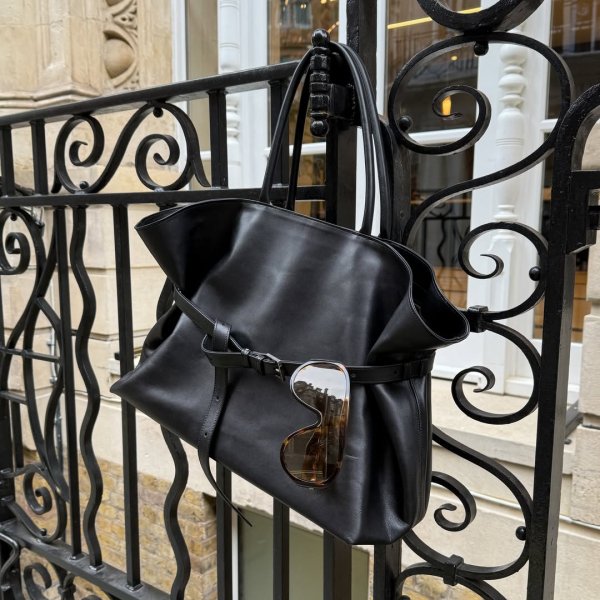 Descubra qual é a maxi bag ideal para a rotina e como usar nos looks 