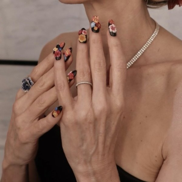 As unhas decoradas no Met Gala 2026 foram a grande tendência de beleza
