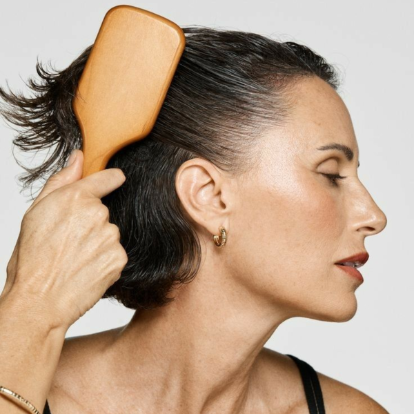 Afinamento capilar na menopausa: por que os fios mudam tanto nessa fase?