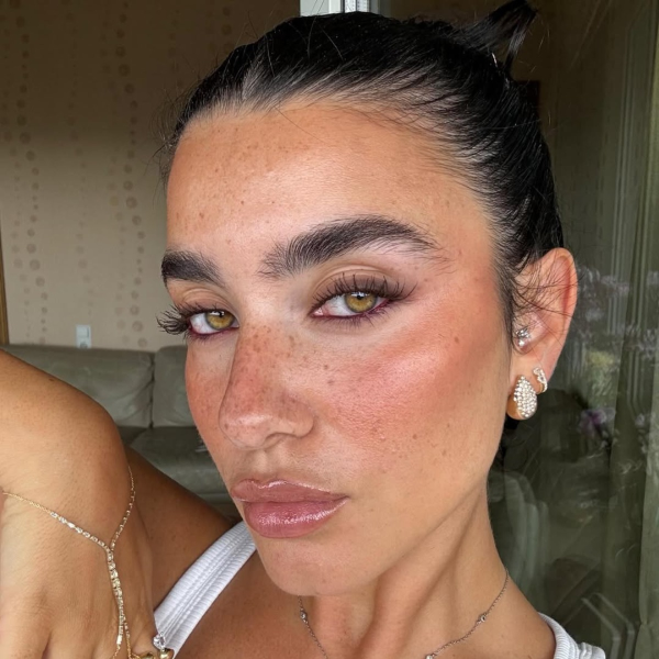 O truque da maquiagem natural perfeita? Máscara de cílios marrom!