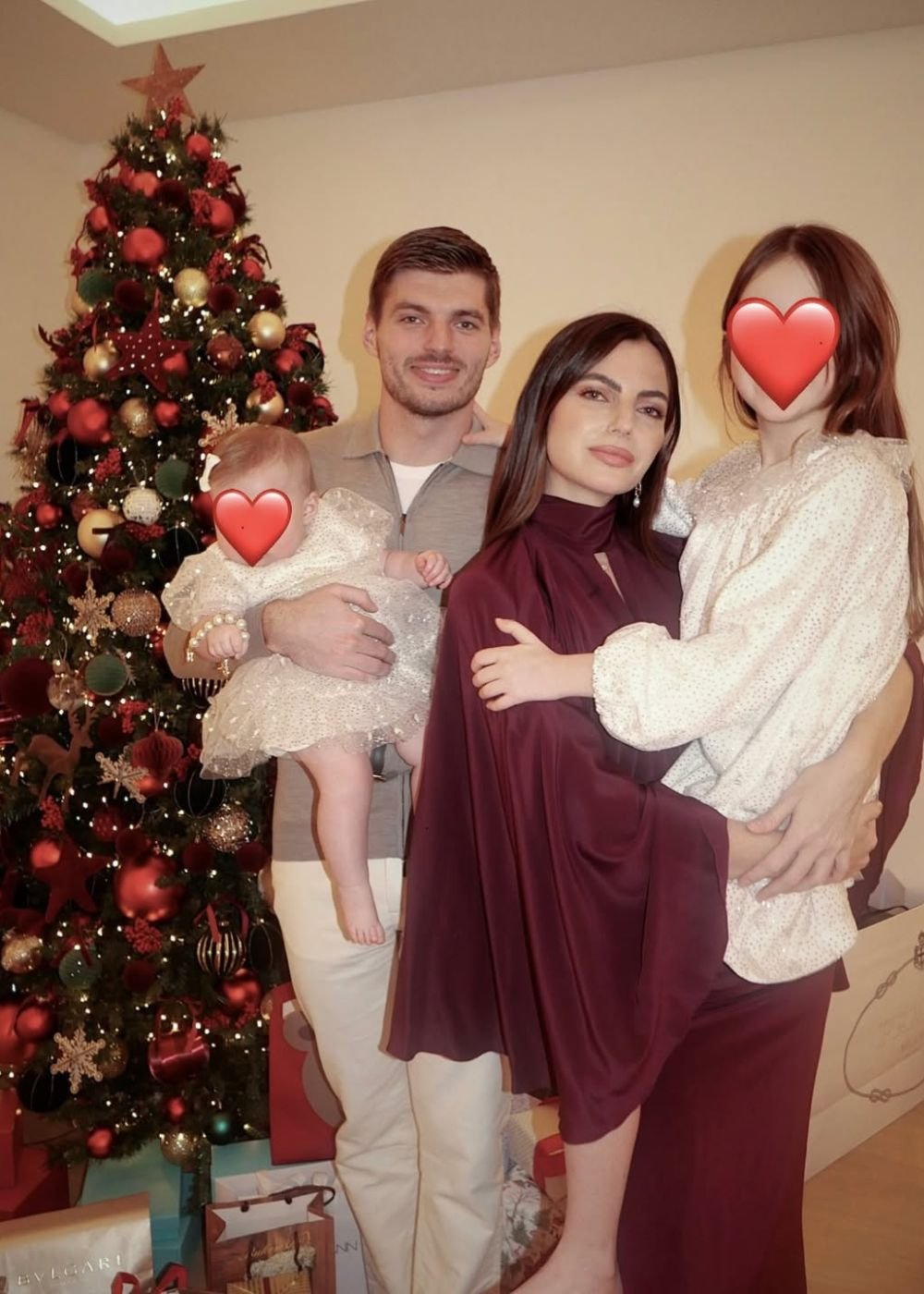 Família posa junto à árvore de Natal com looks vinho e brilho, clima elegante e afetuoso; Afinal, o que é WAG?