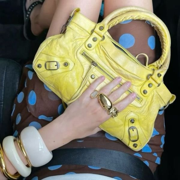 Como usar bolsa colorida e deixar qualquer look mais criativo