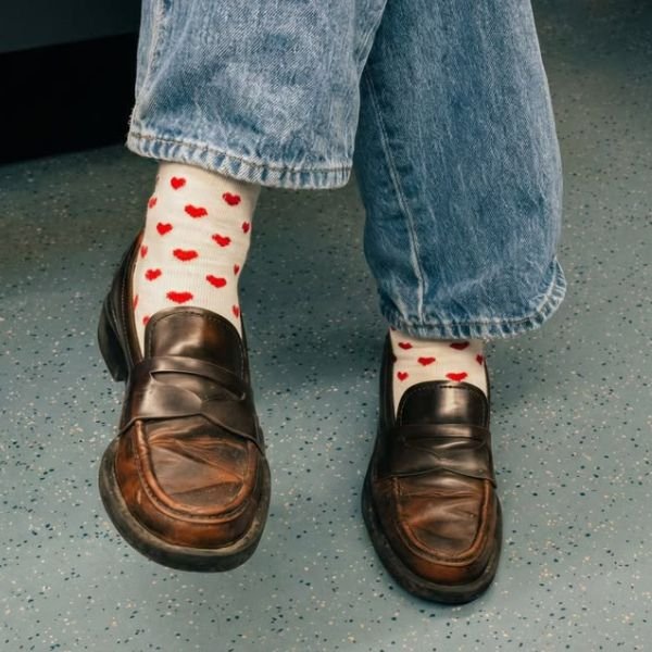 Quer usar loafer com meia, mas não sabe como? A gente te ajuda!