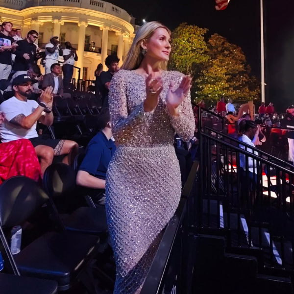 Vestido brilhante de Lívia Andrade rouba a cena em luta de Poatan — você pode copiar