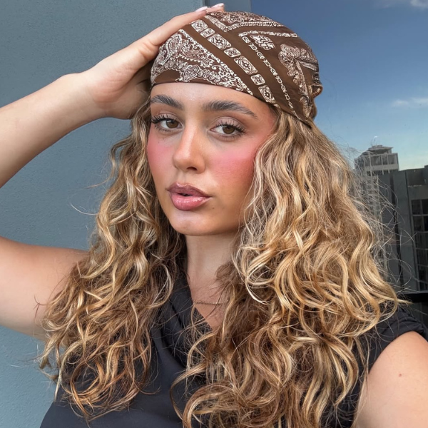 Cachos sem fonte de calor: o guia completo para o cabelo perfeito