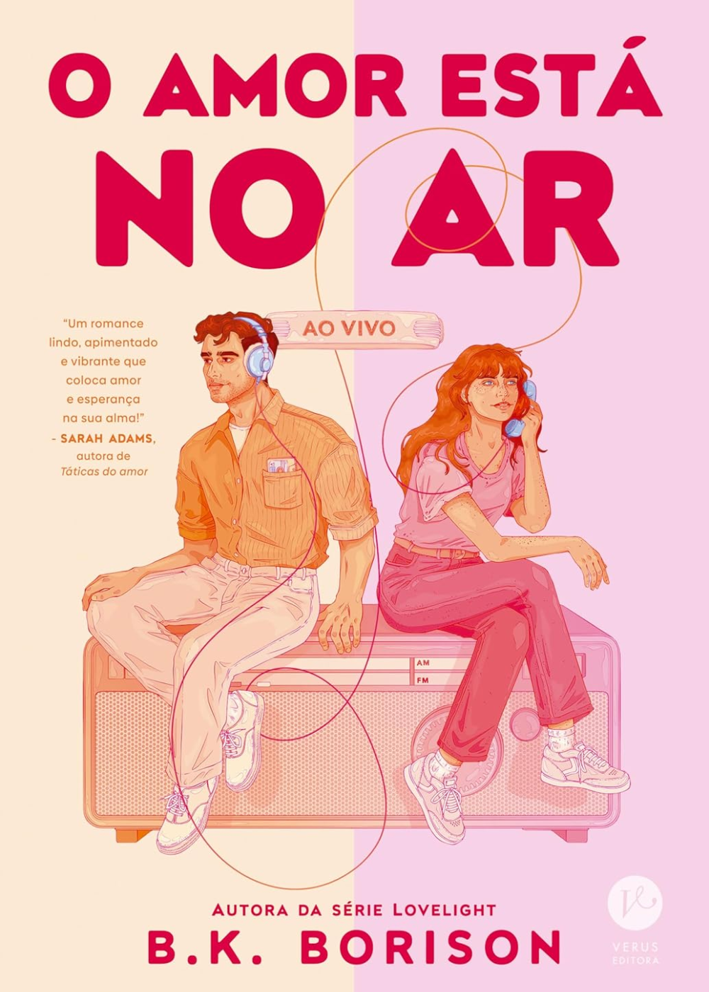 Capa rosa e creme de livros que vão virar adaptações para a televisão com casal casual sobre rádio;