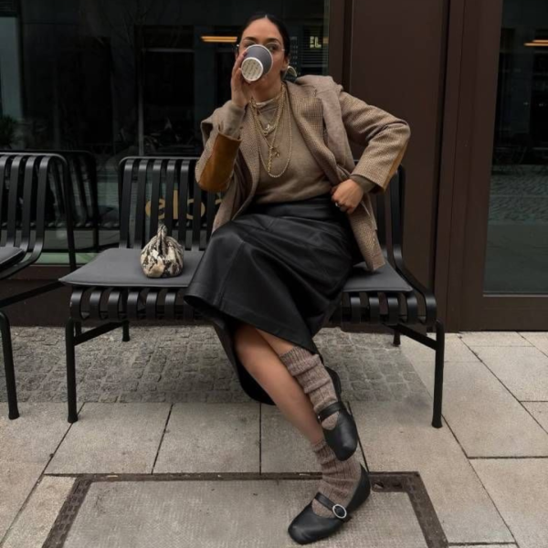 Inspirações de looks com sapato aberto no inverno para você apostar