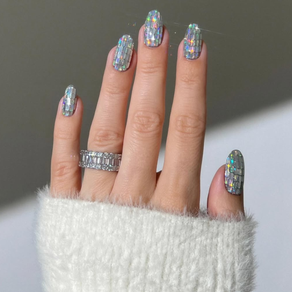 Disco ball nails: toda fashionista vai amar essa unha espelhada estilosa