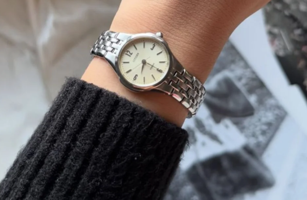 STEAL THE LOOK - STYLING TIPS - Casio, Citizen e muito Y2K: por que os relógios estão de volta?