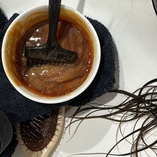 Como tirar tinta de cabelo da pele? Essas são as 4 formas que encontramos
