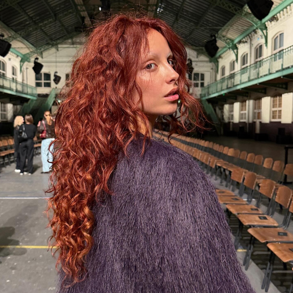 Essa é a cor de cabelo que vai bombar no inverno 2026: vermelho canela