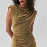Vestido com ombreiras