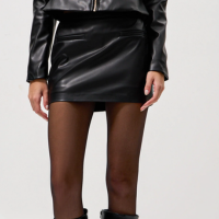 Short Saia em PU com Bolso Filete Preto