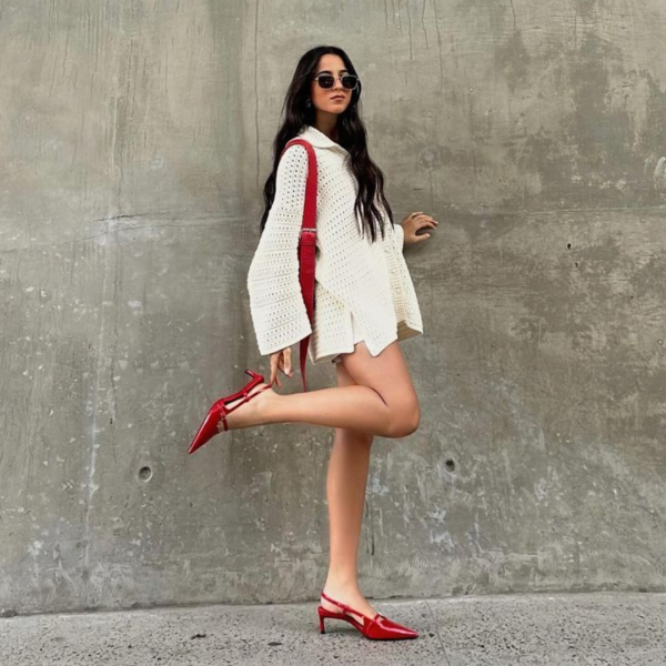 Esses são os looks com scarpin vermelho para você apostar em 2026