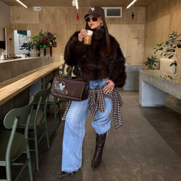 Esqueça as jaquetas básicas! Os looks com casaco de pelo estão com tudo no inverno de 2026  