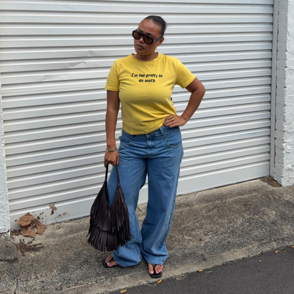 Você precisa de uma calça jeans larga no guarda-roupa se quer looks estilosos