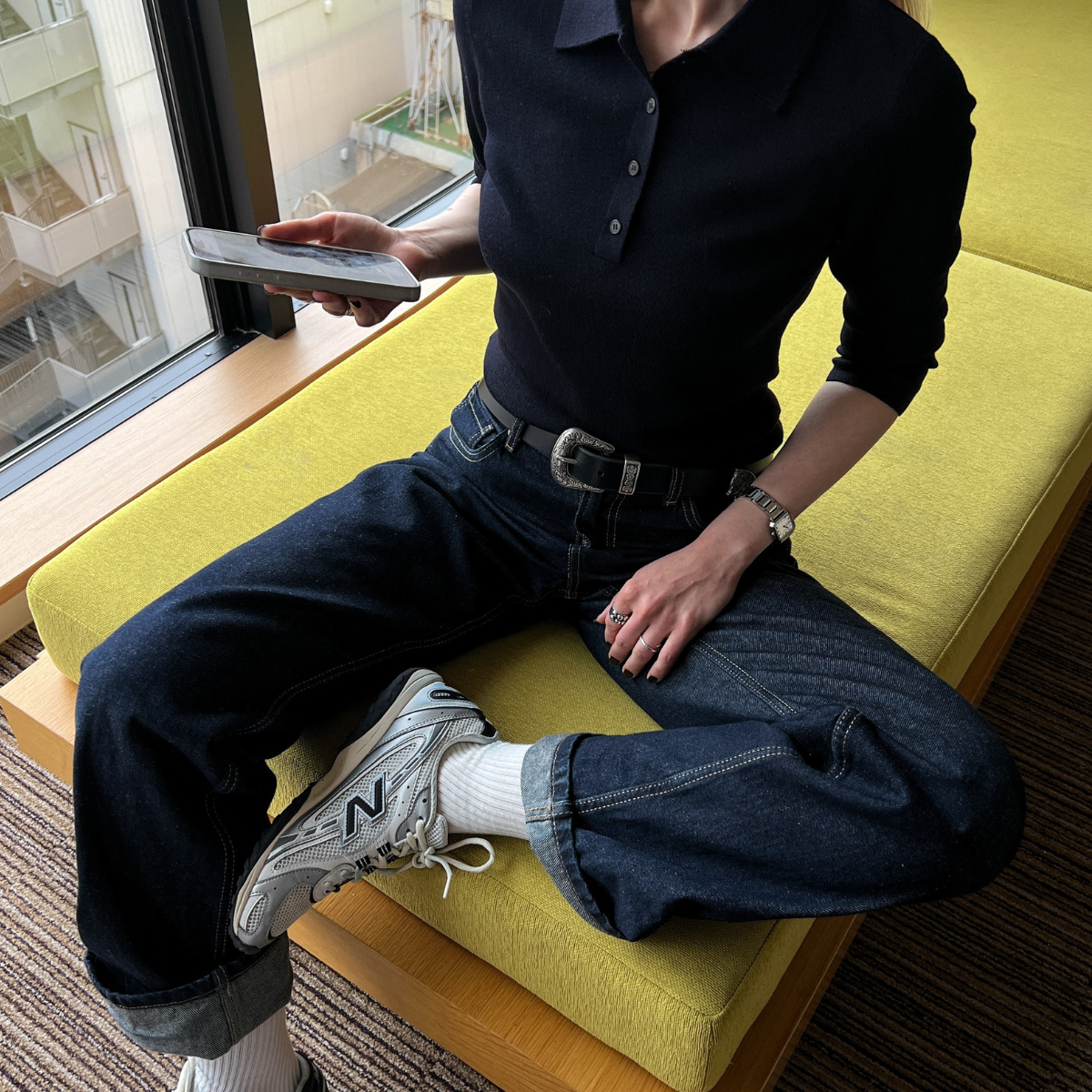 Como usar calça jeans escura, a peça mais elegante que você poderia ter no armário