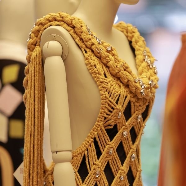Mãos da Moda da Riachuelo une design autoral e artesanato em SP
