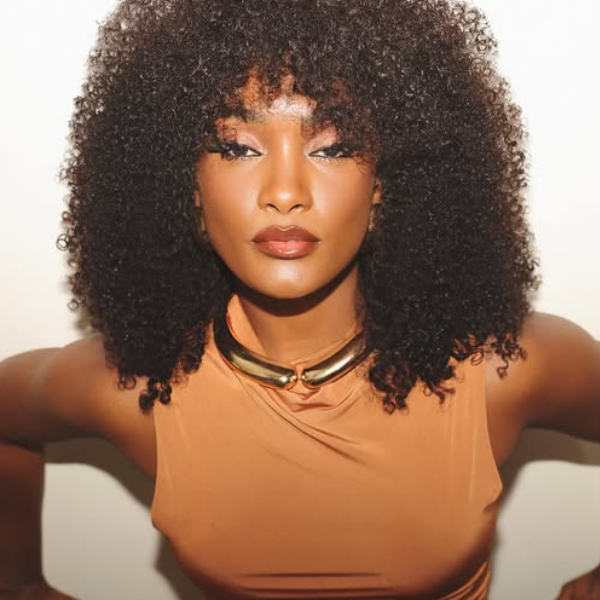 Encontramos o look monocromático e elegante de Erika Januza
