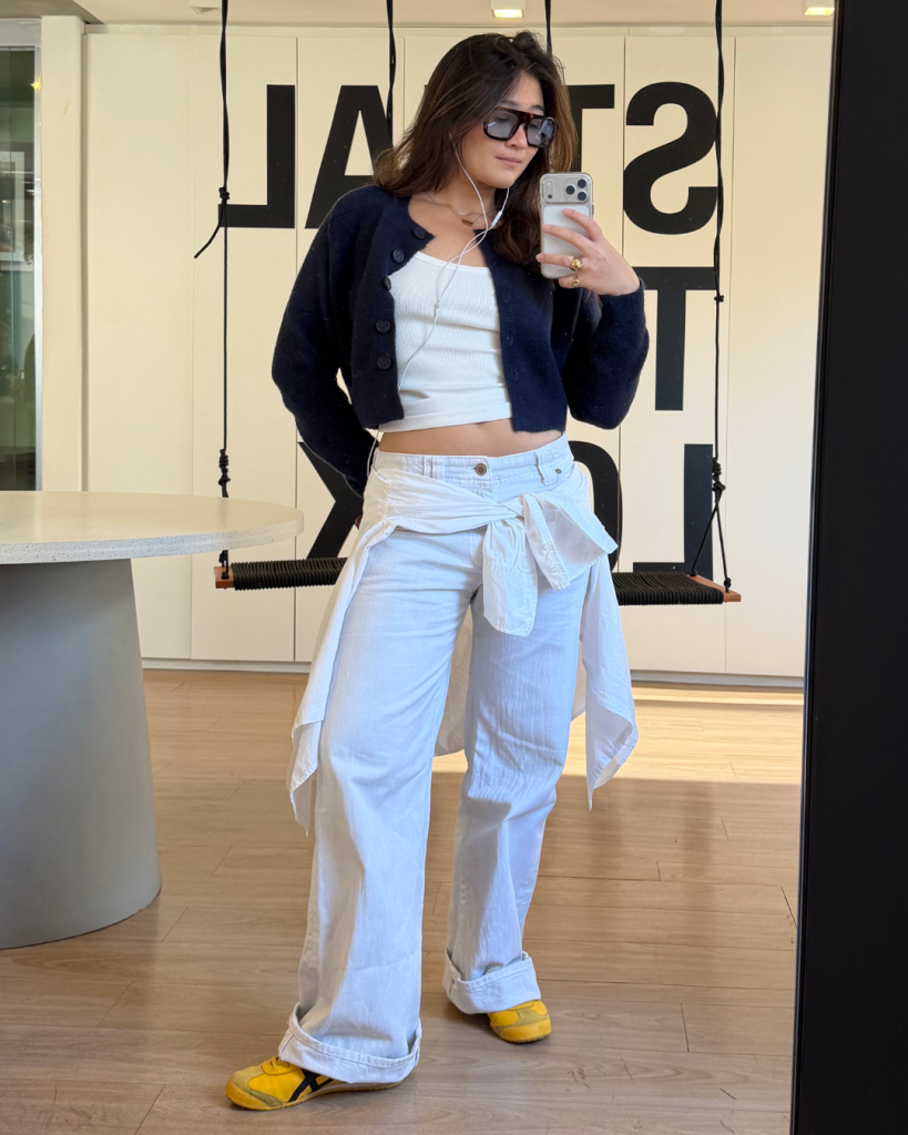 Esquentou por aí? Vem ver o que as Look Stealers usaram essa semana! Modelo posa com cardigan marinho, branco amplo e