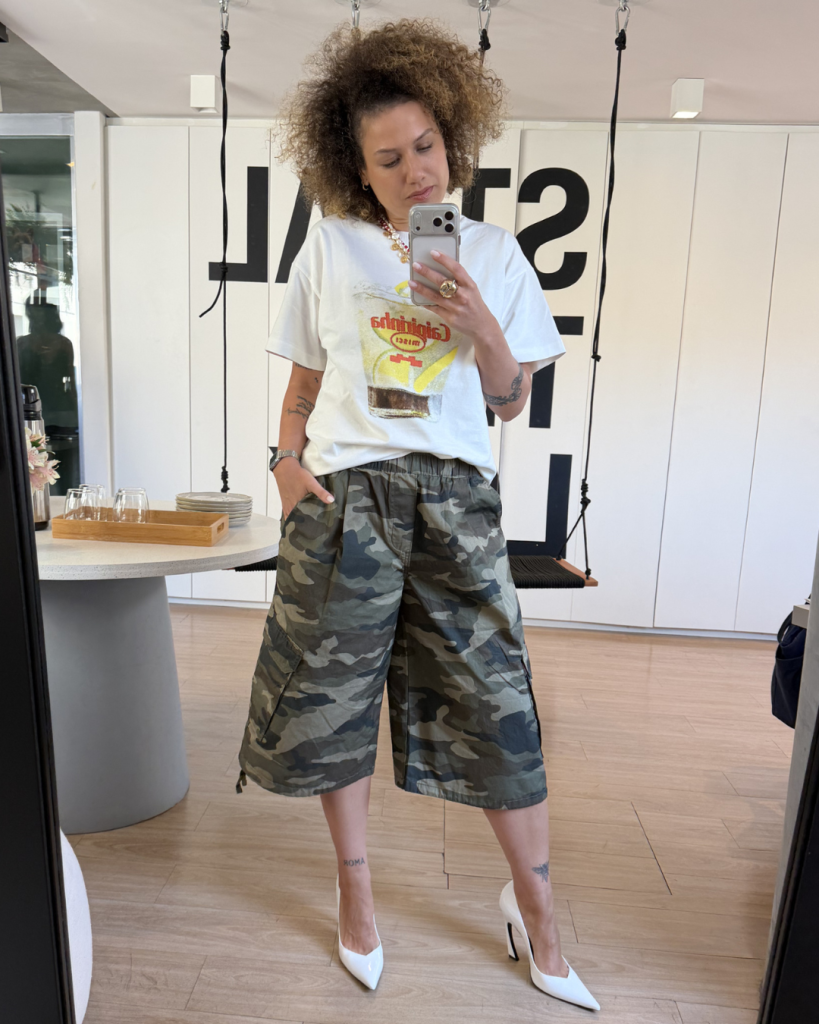 Esquentou por aí? Vem ver o que as Look Stealers usaram essa semana! Modelo posa com camiseta branca, pantacourt camuflada e