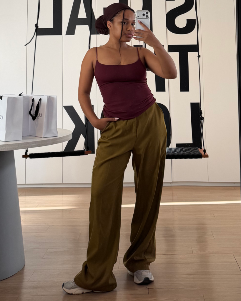 Esquentou por aí? Vem ver o que as Look Stealers usaram essa semana! Modelo posa com regata vinho e calça ampla verde.