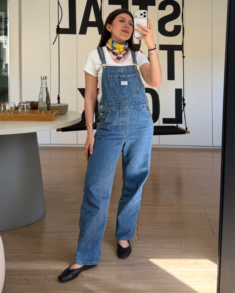 Esquentou por aí? Vem ver o que as Look Stealers usaram essa semana! Modelo posa com jardineira jeans e lenço colorido.