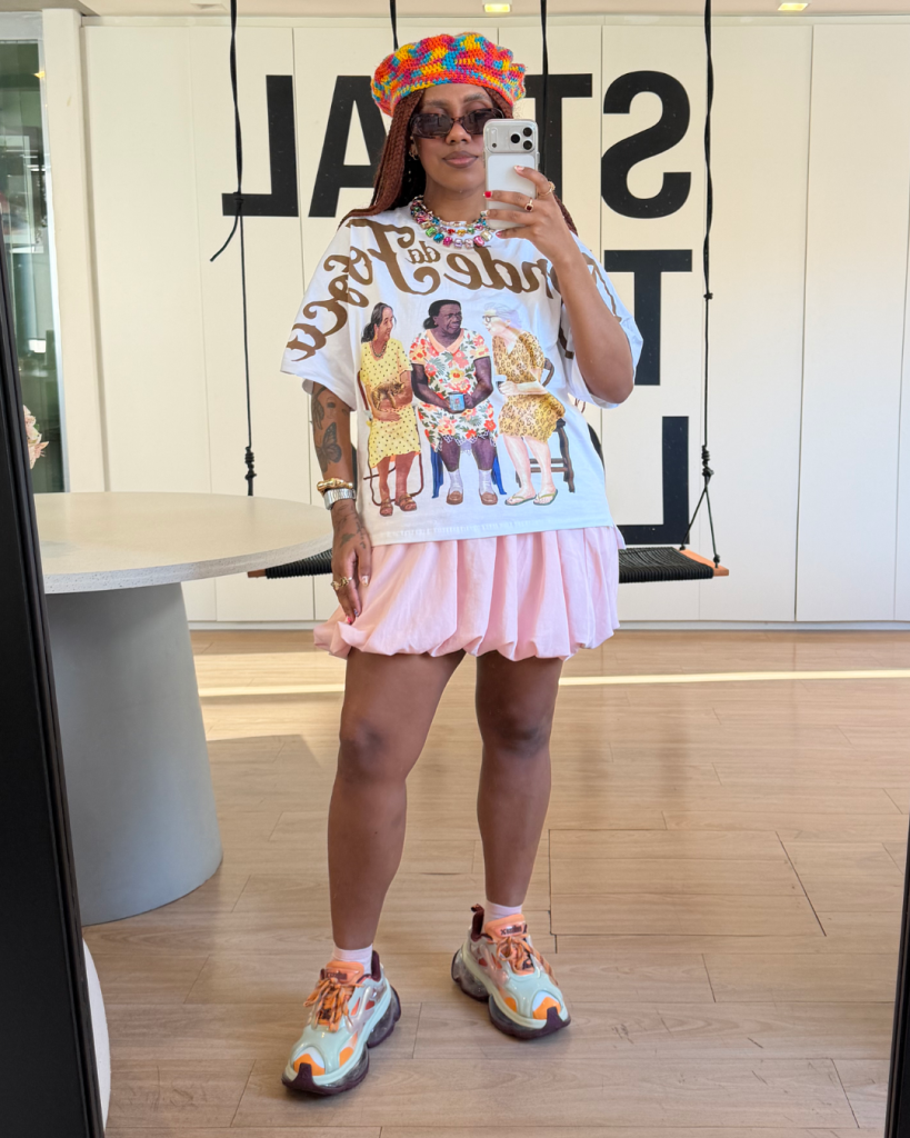 Esquentou por aí? Vem ver o que as Look Stealers usaram essa semana!: modelo posa com camiseta gráfica, saia balonê rosa e