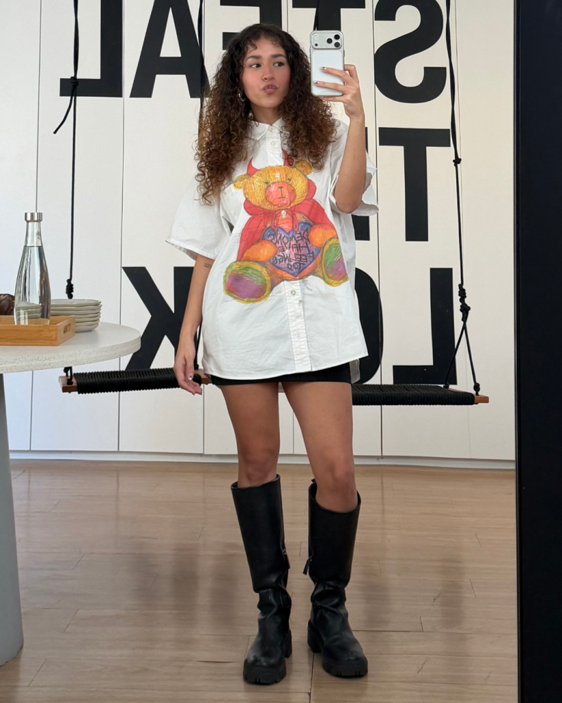 Esquentou por aí? Vem ver o que as Look Stealers usaram essa semana! Modelo posa com camisa oversized e bota preta.