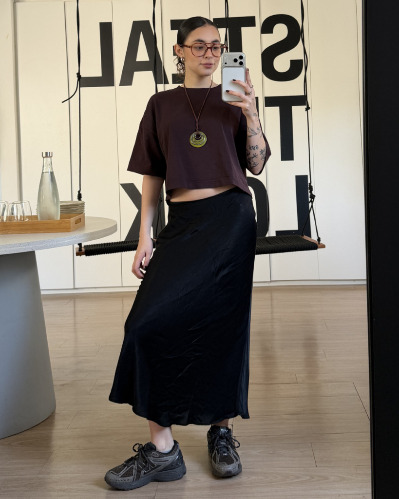 Esquentou por aí? Vem ver o que as Look Stealers usaram essa semana!: modelo posa com cropped marrom, saia preta fluida e