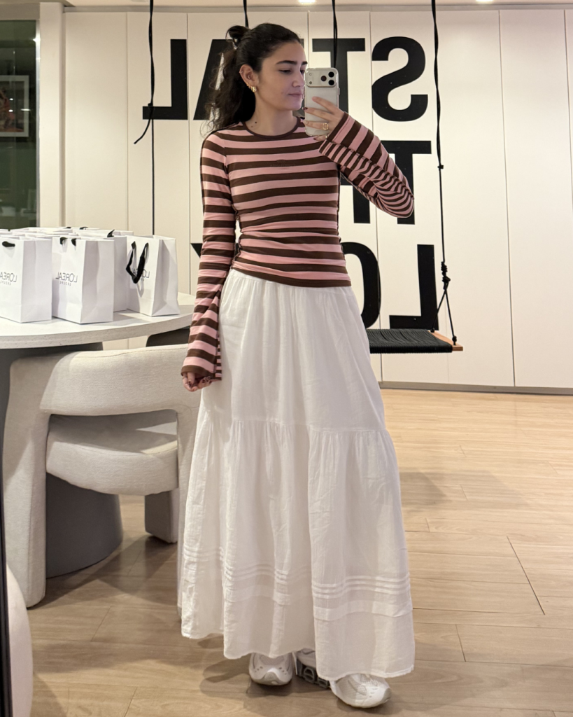 Esquentou por aí? Vem ver o que as Look Stealers usaram essa semana! Modelo posa com listras rosa e marrom e saia branca