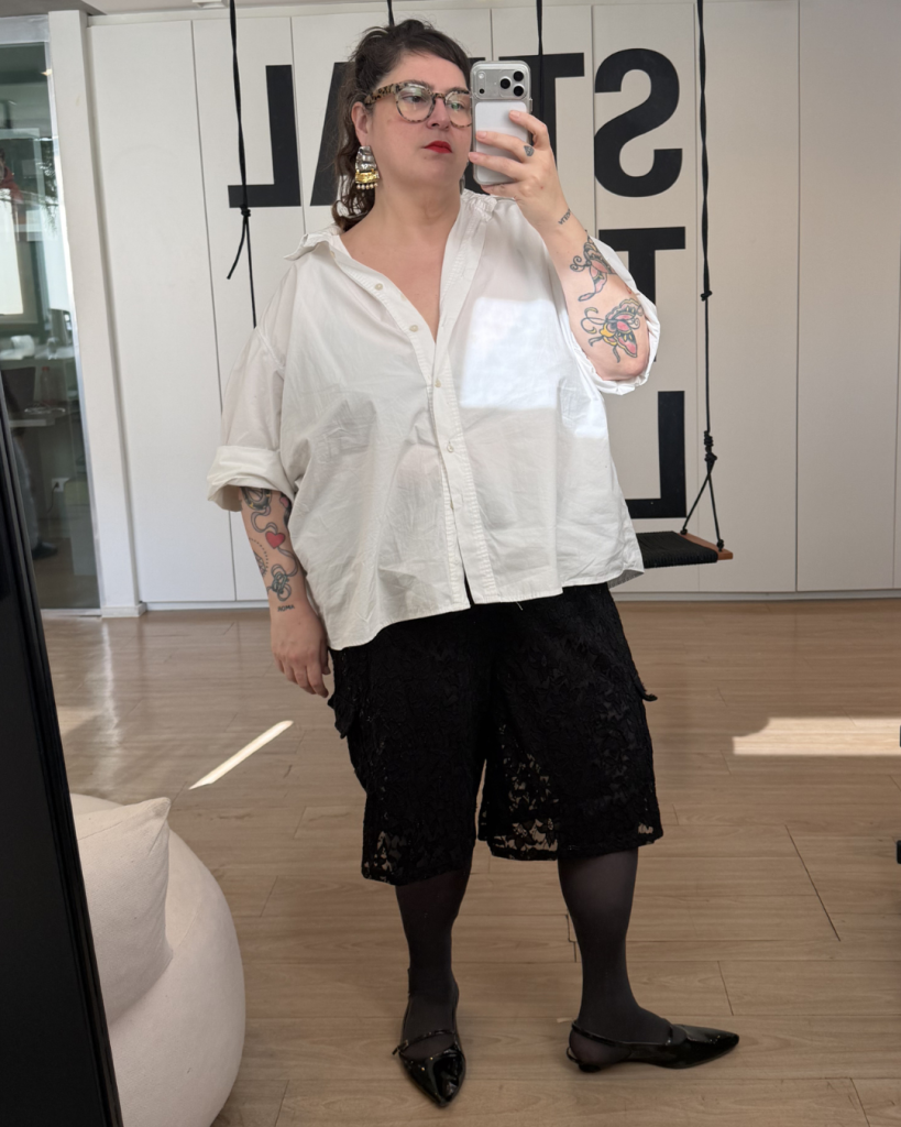 Esquentou por aí? Vem ver o que as Look Stealers usaram essa semana!: modelo posa com camisa branca ampla e bermuda rendada