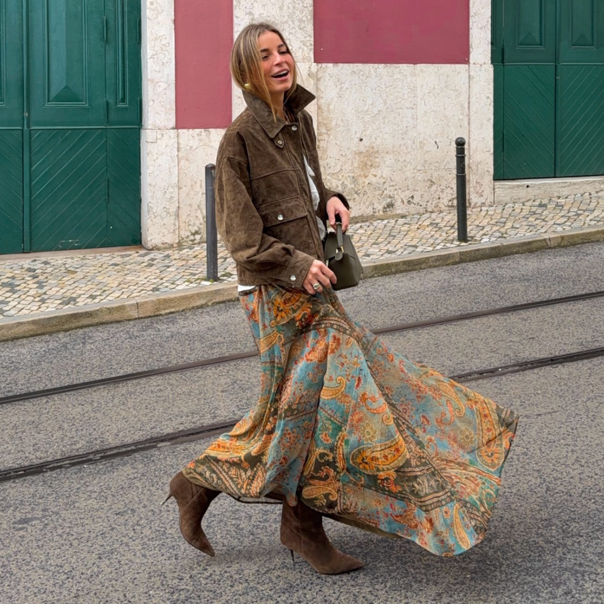 Ama saia boho, mas não sabe como usar? Essas inspirações de looks vão te ajudar!