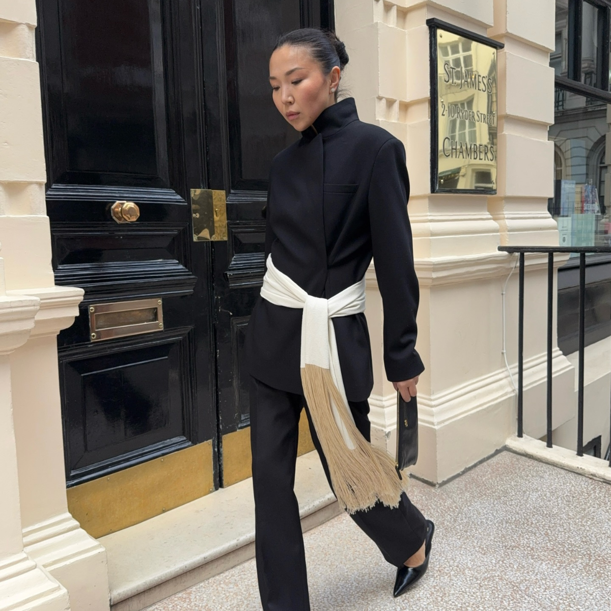 A faixa na cintura virou o styling favorito das fashionistas! E a gente te mostra como usar