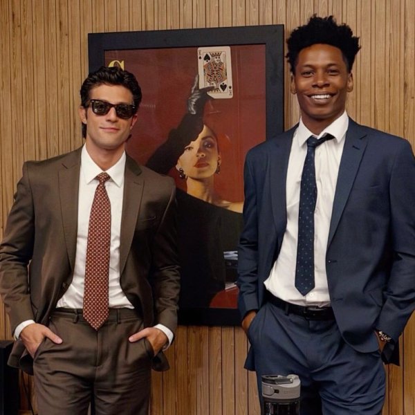 Como usar gravatas de acordo com Chay Suede e Breno Ferreira (é sério)