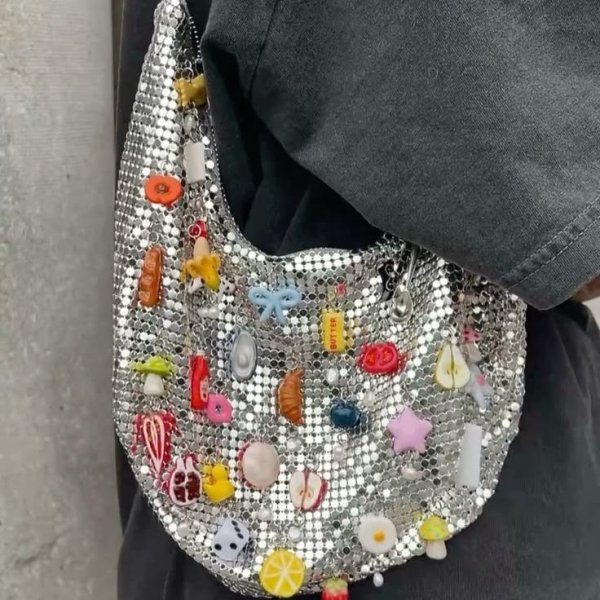 Esqueça os básicos! As bolsas criativas vão transformar seus looks de verão