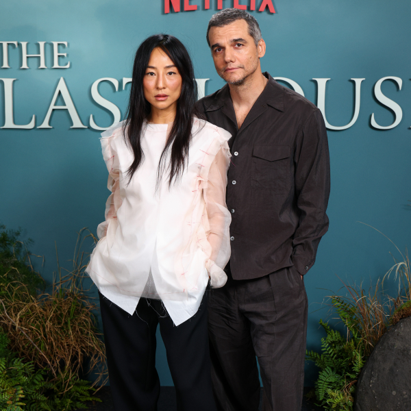 A Última Casa: Greta Lee e Wagner Moura apostam em looks minimalistas em evento da Netflix