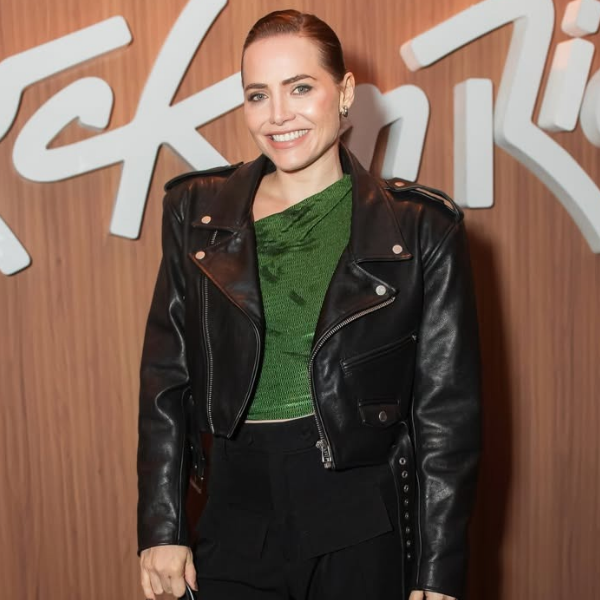 Letícia Colin usou o look de festival com jaqueta de couro perfeito