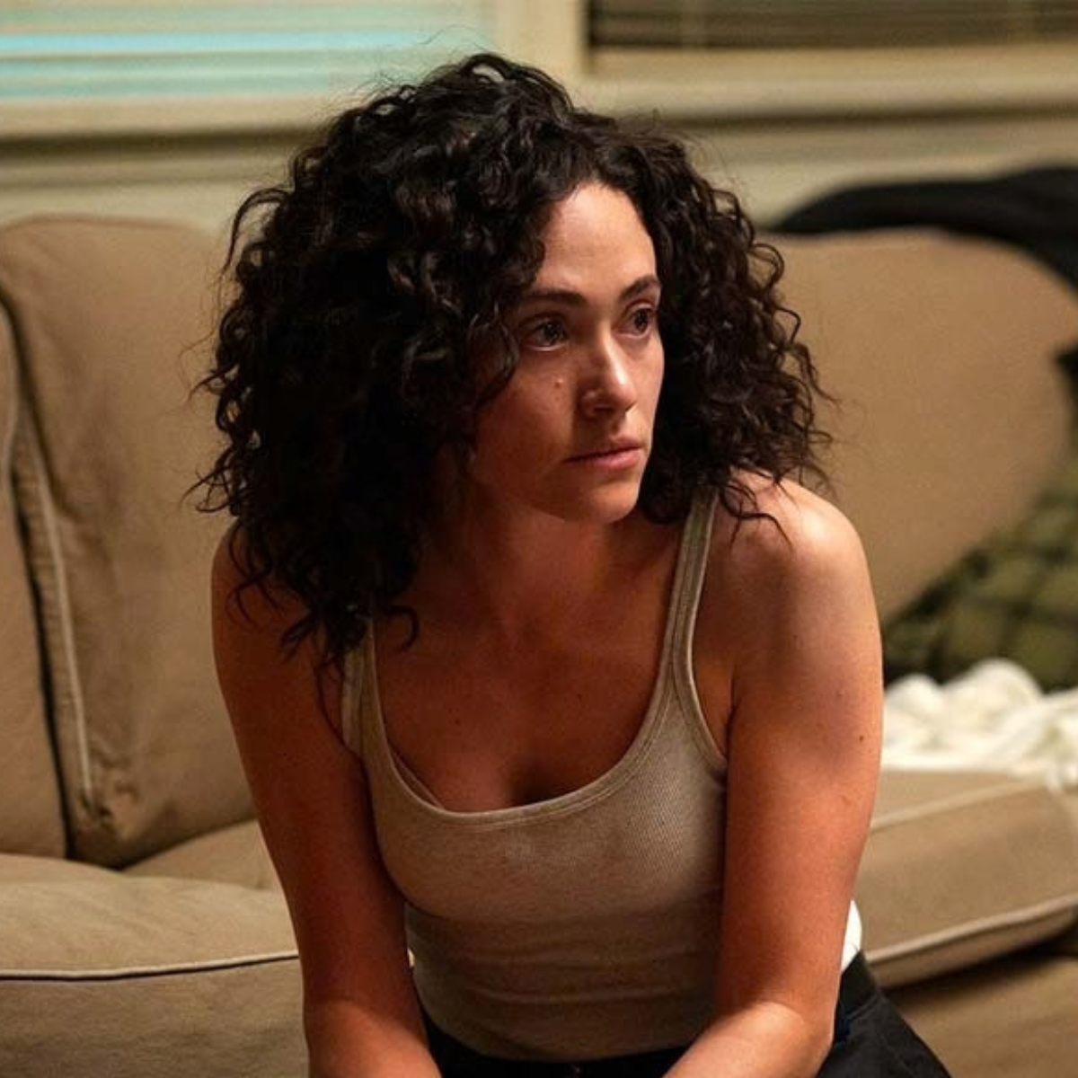 Imagem ilustrativa sobre Emmy Rossum admite que cenas íntimas em 'Shameless' abalaram seus relacionamentos