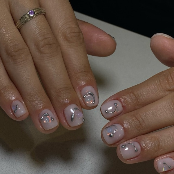 6 unhas claras decoradas que são delicadas, mas nada óbvias