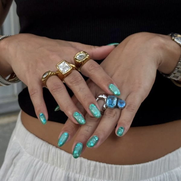 Mergulhe na Tendência: Tons Aquosos Para Suas Unhas